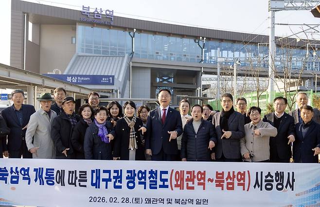 북삼역 개통식 다음날 시승 점검에 나선 김재욱 칠곡군수와 군 직원들 ⓒ칠곡군 제공