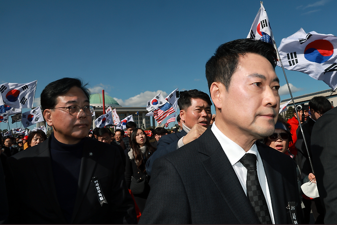 장동혁 국민의힘 대표가 3일 국회에서 '사법독립 헌정수호를 위한 대국민 호소 국민대장정 규탄대회' 출정식을 마치고 청와대로 향하고 있다. ⓒ 연합뉴스