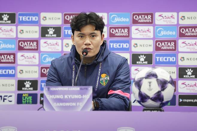 강원 정경호 감독이 3일 춘천송암스포츠타운에서 열린 마치다 젤비아와 ACLE 16강 1차전 홈경기를 마친 뒤 취재진의 질문에 답하고 있다. 사진제공｜한국프로축구연맹