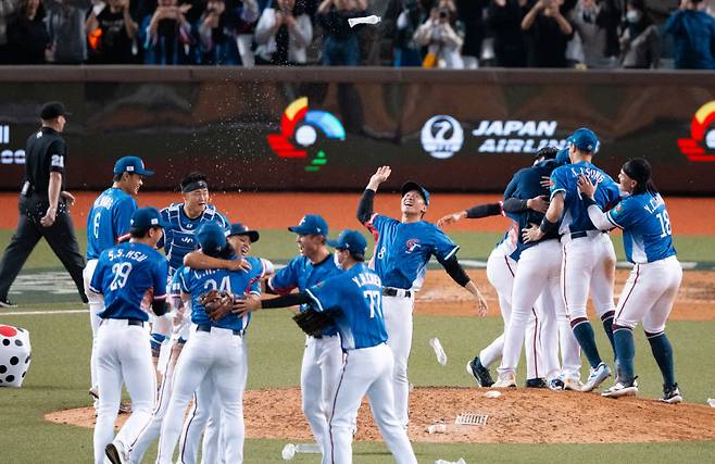 WBC 본선행을 확정한 대만 선수들이 환호하는 모습. 게티이미지코리아