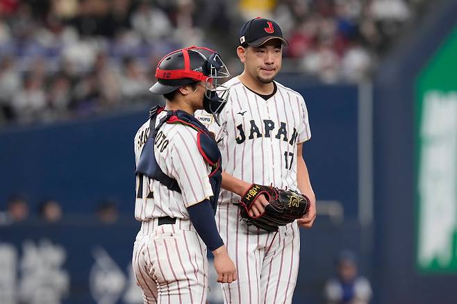 일본 야구대표팀 기쿠치가 2일 오릭스와의 평가전에서 1회초 수비 도중 위기를 맞자 포수와 마운드에서 대화하고 있다. AP연합뉴스