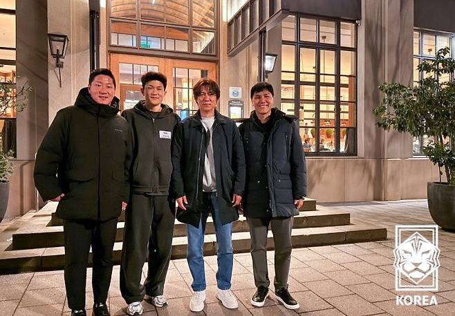 홍명보 축구대표팀 감독(왼쪽에서 세 번째)이 지난달 독일 현지에서 김민재(왼쪽에서 두 번째)와 함께 면담을 진행한 뒤 기념사진을 촬영하고 있다. 대한축구협회 제공