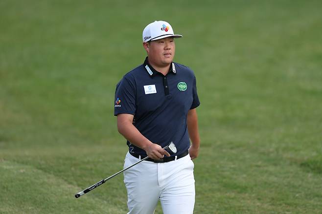 임성재가 지난해 10월 25일 충남 천안 우정힐스CC에서 열린 제네시스 챔피언십 3라운드 도중 2번 홀에서 퍼터를 들고 걸어가고 있다. 게티이미지코리아