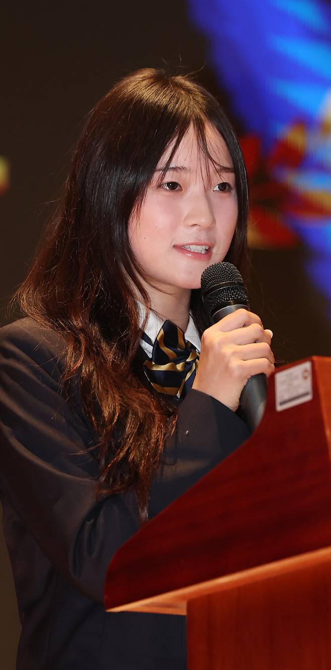 2026 밀라노-코르티나담페초 동계올림픽에 출전한 스노보드 최가온이 3일 재학 중인 서초구 세화여자고등학교에서 태광그룹으로부터 장학금을 받고 소감을 말하고 있다. 2026.3.3 hama@yna.co.kr 연합뉴스