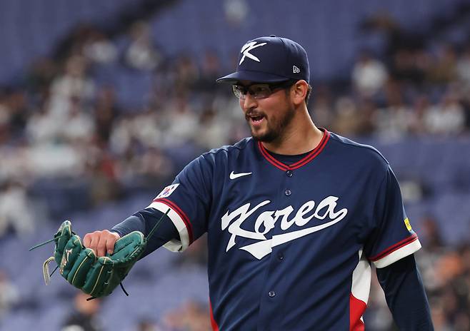 WBC 대표팀 데인 더닝이 3일 일본 오사카 교세라돔에서 열린 오릭스와 연습경기에 선발 등판해 3이닝 무실점 투구 후 웃으며 더그아웃으로 향하고 있다. 연합뉴스