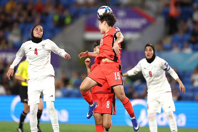 한국 여자축구대표팀 장슬기가 2일 호주 골드코스트에서 열린 아시안컵 이란전에서 헤더로 공을 걷어내고 있다. AFP연합뉴스