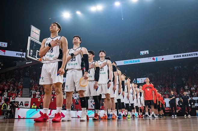 한국 농구대표팀 선수들이 1일 일본 오키나와현 아레나에서 열린 2027 FIBA 월드컵 아시아 예선 1라운드 B조 4차전 일본과의 경기에서 국기에 경례를 하고 있다. FIBA 제공