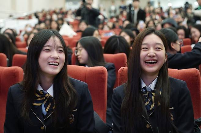 ▲ 2026 밀라노-코르티나담페초 동계올림픽에 출전한 스노보드 최가온(왼쪽)과 피겨스케이팅 신지아가 3일 재학 중인 서초구 세화여자고등학교에서 열린 고3 시업식에 참석, 대화를 나누며 미소짓고 있다. ⓒ연합뉴스