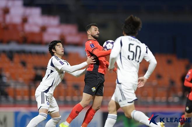 ▲ 3일 춘천 송암스포츠타운에서 강원FC와 일본의 마치다 젤비아의 2025-26시즌 아시아 챔피언스리그 엘리트 16강 1차전이 열렸다. 홈팀 강원의 승리가 반드시 필요했으나 득점없이 비겨 2차전 원정 경기 부담을 안게 됐다. ⓒ 한국프로축구연맹