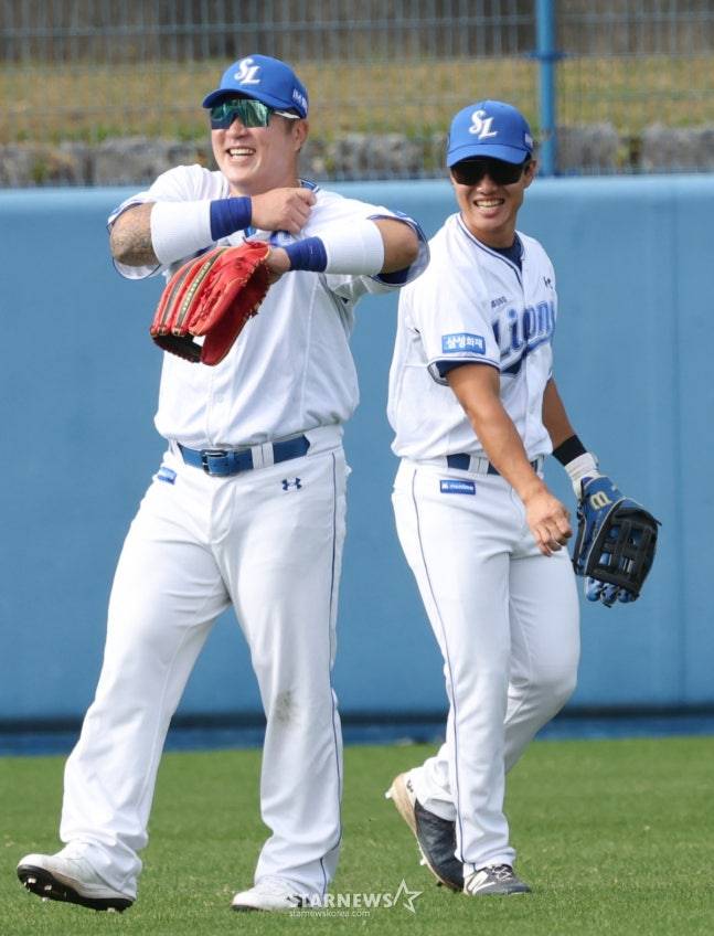 삼성 라이온즈가 22일 일본 오키나와 온나손 아카마 구장에서 스프링 캠프를 진행했다.  최형우를 비롯한 외야진이 수비 훈련을 하고 있다. /사진=김진경 대기자