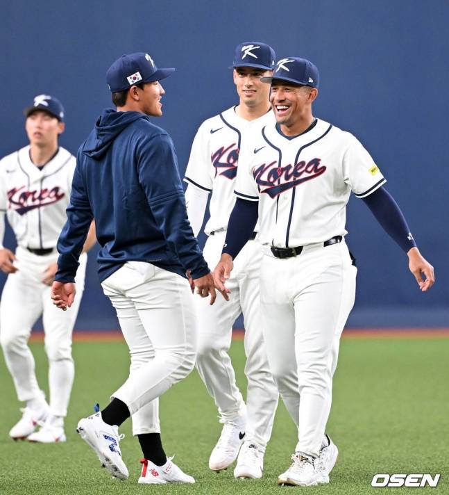 한국 야구 대표팀에 합류한 저마이 존스(오른쪽)와 셰이 위트컴(가운데)가 2일 한신 타이거스와 평가전을 앞두고 몸을 풀며 안현민과 이야기를 나누고 있다.