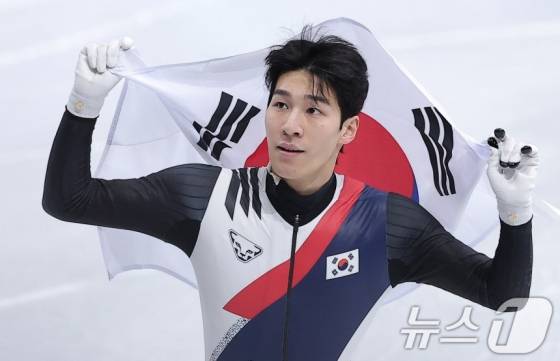 황대헌이 14일(현지시간) 이탈리아 밀라노 아이스스케이팅 아레나에서 열린 2026 밀라노·코르티나담페초 동계올림픽 쇼트트랙 남자 1500m 결승에서 은메달을 확보한 후 태극기를 두르고 기뻐하고 있다. /사진=뉴스1