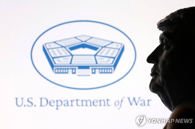 미 국방부 펜타곤 로고 앞 트럼프 대통령 미니어처 [로이터=연합뉴스. 재판매 및 DB 금지]