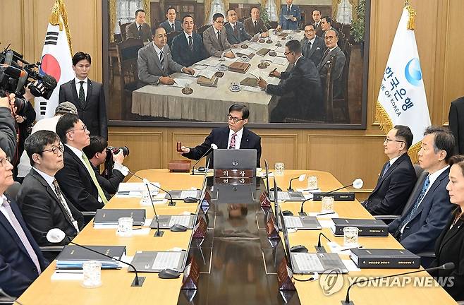 의사봉 두드리는 이창용 한국은행 총재 (서울=연합뉴스) 이창용 한국은행 총재가 26일 서울 중구 한국은행 본관에서 열린 금융통화위원회 본회의에서 의사봉을 두드리고 있다. 2026.2.26 [사진공동취재단] photo@yna.co.kr