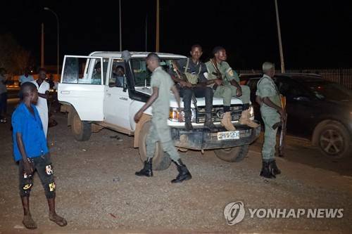 2023년 8월 5일 쿠데타가 발생한 니제르 니아메 시내 진입로에서 군 병력이 경계 근무를 서고 있다. [EPA 연합뉴스 자료사진. 재판매 및 DB 금지]