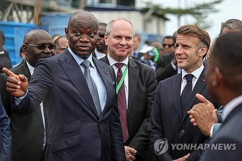 브리스 올리귀 응게마 가봉 대통령과 마크롱 프랑스 대통령 [AFP 연합뉴스 자료사진. 재판매 및 DB 금지]