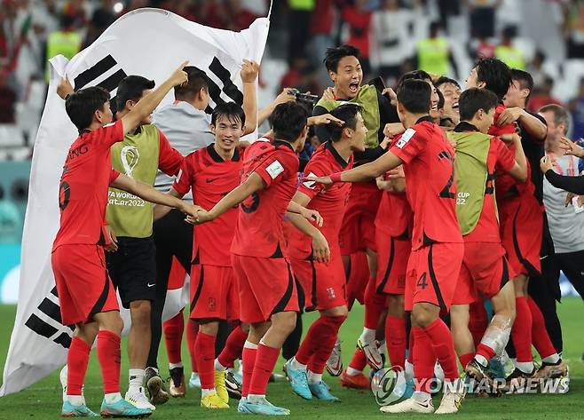2022 카타르 월드컵에서 16강 진출을 확정한 뒤 기뻐하는 선수들 [연합뉴스]