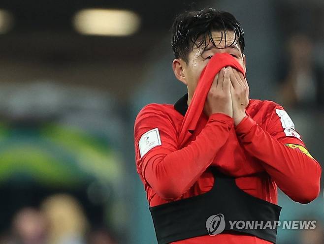 2022 카타르 월드컵에서 16강 진출을 확정한 뒤 기뻐서 우는 손흥민 [연합뉴스]