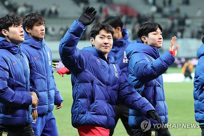 관중에게 인사하는 이강인 [연합뉴스]