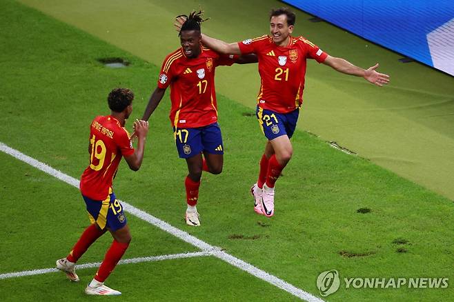 골세리머니를 펼치는 스페인 축구대표팀의 라민 야말(맨 왼쪽)과 니코 윌리엄스 [EPA=연합뉴스 자료사진]