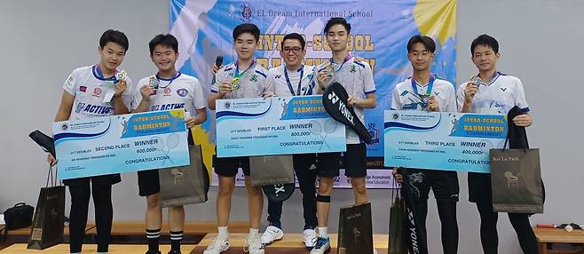 캄보디아 최강 엘드림 국제학교 배드민턴팀 2023년 10월에 개최된 제3회 프놈펜 국제학교 베드민턴 대회에서 금메달을 수상한 엘드림 국제학교 배드민턴팀 [프놈펜국제예술대학교 제공]