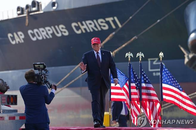 텍사스주 현장 일정 소화하는 트럼프 대통령 트럼프 대통령이 지난달 28일(현지시간) 연설을 위해 텍사스주 코퍼스 크리스티 항구를 찾았다. 트럼프 대통령은 이날 텍사스주 도착에 앞서 에어포스원 기내에서 대이란 군사작전을 승인한 것으로 확인됐다. [AP=연합뉴스 자료사진. 재판매 및 DB 금지]