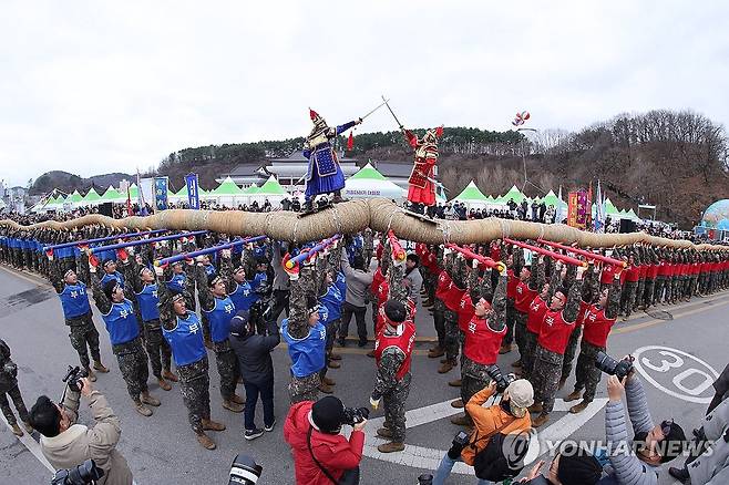2026 삼척 정월대보름제 기줄다리기 (삼척=연합뉴스) 28일 강원 삼척시 엑스포 광장 기줄다리기 마당에서 '2026 삼척 정월대보름제' 행사로 시민들이 참여한 기줄다리기 행사가 진행되고 있다.
    삼척 정월대보름제는 '으랏차 심척기줄, 전통을 당겨 미래로'를 주제로 지난 27일부터 3월 3일까지 열린다. 2026.2.28 [삼척시 제공. 재판매 및 DB 금지] yoo21@yna.co.kr