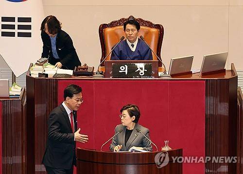 송언석 원내대표 "필리버스터 중단하겠습니다" (서울=연합뉴스) 배재만 기자 = 국민의힘 송언석 원내대표가 1일 국회 본회의장에서 국민투표법 전부개정법률안(대안)에 대한 무제한토론을 하고 있던 김정재 의원에게 토론 중단을 요청하며 이학영 국회부의장에게 설명하고 있다. 송 원내대표는 앞서 더불어민주당에 대구·경북 행정통합 특별법 처리 협조를 요구하며 필리버스터를 전면 중단하겠다고 밝혔다. 2026.3.1
scoop@yna.co.kr