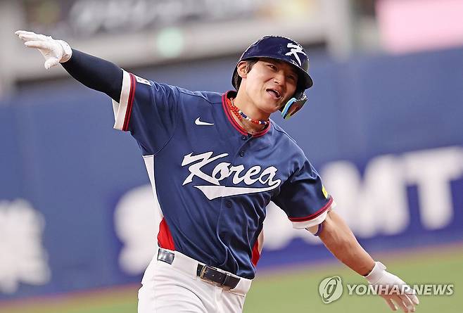 날아라, 김도영 (오사카=연합뉴스) 임화영 기자 = 3일 일본 오사카 교세라돔에서 열린 월드베이스볼클래식(WBC) 평가전 한국 대표팀과 일본 프로야구 오릭스 버팔로스와의 경기.
    2회초 2사 1, 3루 한국 김도영이 3점 홈런을 친 뒤 세레머니를 하고 있다. 2026.3.3 hwayoung7@yna.co.kr