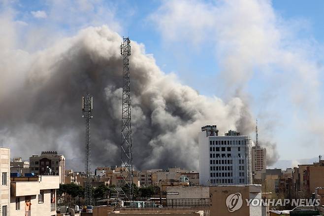 연기 피어오르는 이란 테헤란 [EPA=연합뉴스 자료사진. 재판매 및 DB 금지]
