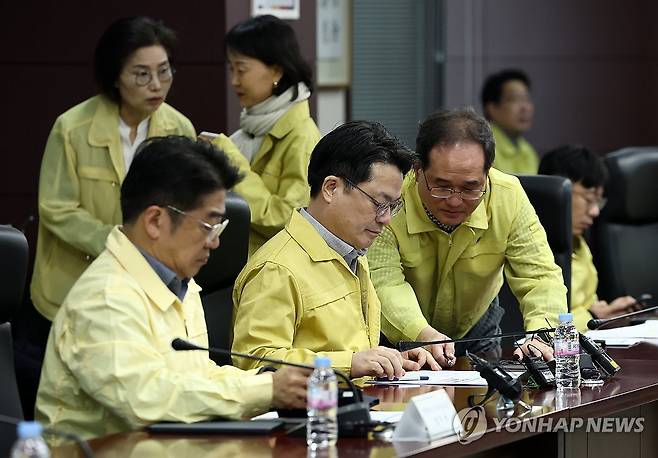 산업통상부, ‘이란 사태’ 실물경제 점검회의 (서울=연합뉴스) 윤동진 기자 = 문신학 산업통상부 차관이 1일 서울 한국무역보험공사에서 열린 ‘이란 사태’ 실물경제 점검회의에 앞서 관계자들과 대화를 나누고 있다. 2026.3.1 mon@yna.co.kr