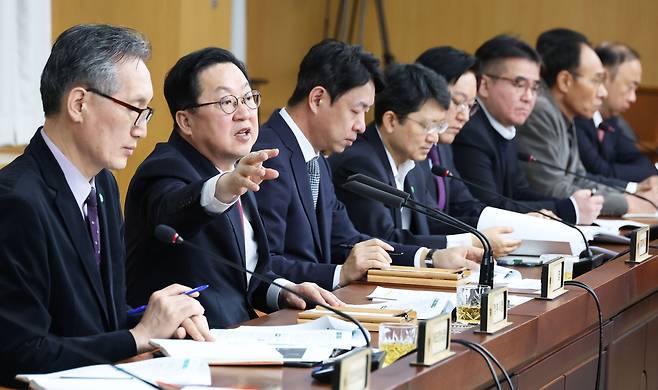 확대간부회의 주재하는 이장우 대전시장(왼쪽 두번째) [대전시 제공. 재판매 및 DB 금지]