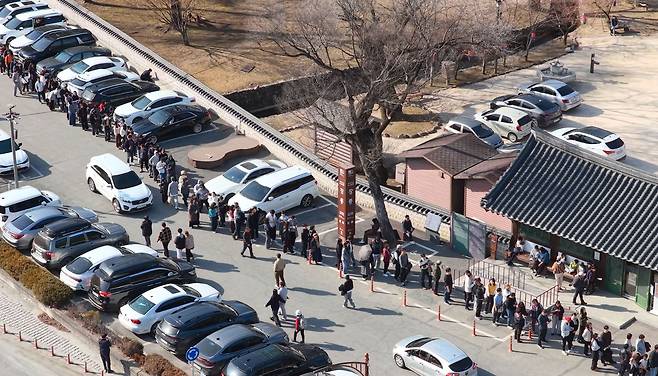 길게 늘어선 장릉 방문객  [영월군 제공.재판매 및 DB 금지]