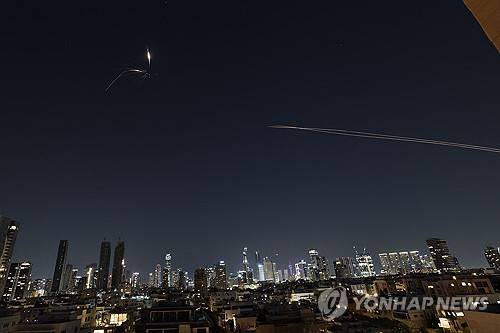 3일 이스라엘 텔아이브 영공에 나타난 미사일 [AFP=연합뉴스 자료사진. 재판매 및 DB금지]