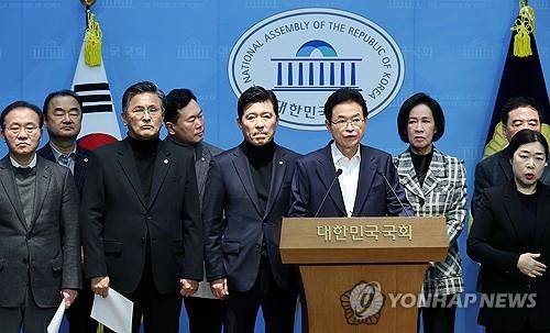 '대구·경북 행정통합법' 처리 촉구 기자회견     (서울=연합뉴스) 이동해 기자 = 이철우 경북도지사와 대구·경북을 지역구로 둔 국민의힘 의원, 광역 지자체장, 광역의회 의장 등이 3일 국회 소통관에서 기자회견을 열고 '대구·경북 행정통합법'의 신속한 처리를 촉구하고 있다. 2026.3.3
    eastsea@yna.co.kr