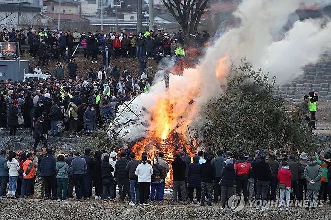 '좋은 일만 가득하기를' (청도=연합뉴스) 김현태 기자 = 정월대보름인 3일 오후 경북 청도군 청도천 둔치에서 열린 달집태우기 행사에서 시민들이 타오르는 불길을 바라보며 저마다의 소원을 빌고 있다. 달집태우기는 달집에 각자의 한 해 액막이와 소원성취 문구를 붙인 뒤 불을 질러 액운을 떨치고 가족과 이웃의 안녕과 화합을 비는 행사다. 2026.3.3 mtkht@yna.co.kr