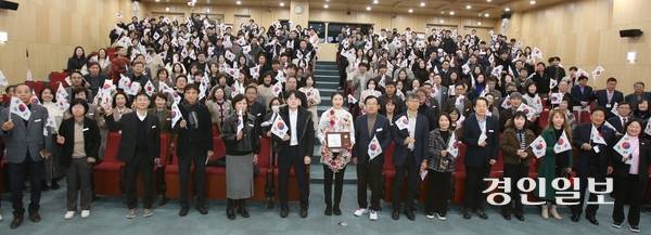 4일 오전 하남시청 대강당에서 심석희(가운데) 선수에게 하남시 감사장을 수여한 뒤 참석자들이 태극기를 흔들며 단체 사진을 찍고 있다. 2026.3.4 하남/문성호기자 moon23@kyeongin.com