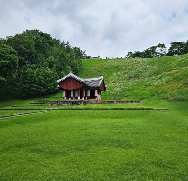 정자각과 능침공간이 조선왕릉 중 가장 급격한 경사로 된 영월 장릉. /최철호 소장 제공