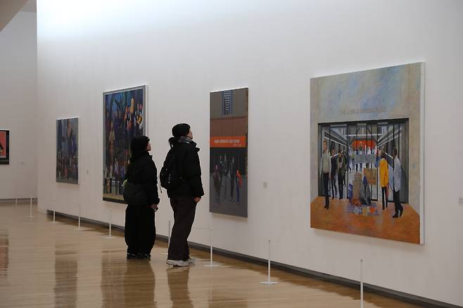 파주 미메시스아트뮤지엄에서 관람객이 전시회를 보고 있다.