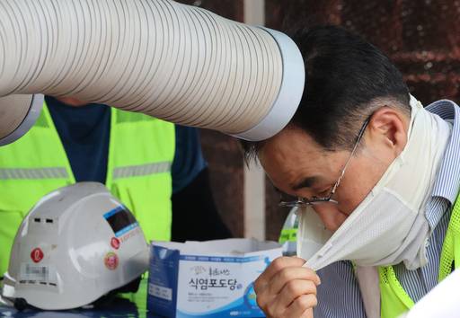 폭염이 이어진 지난해 여름 서울 강남구 양재대로 개선사업 공사현장에서 근로자가 더위를 식히고 있는 모습 / 연합뉴스