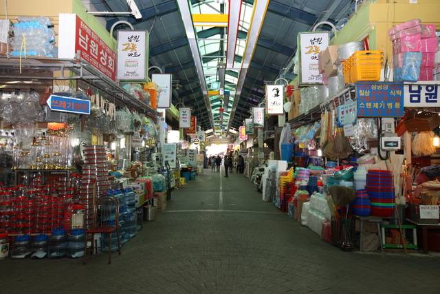 4일 문화체육관광부와 한국관광공사에서 선정한 K-관광마켓 2기에 이름을 올린 전주남부시장 내부. /전북일보 자료사진