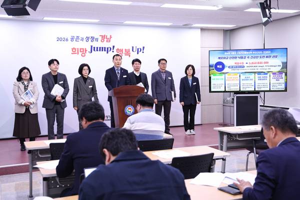 이재철 경남도 환경산림국장이 4일 오후 도청 프레스센터에서 '경남형 낙동강 수질 개선 종합대책(2026~2030년)'을 설명하고 있다. /경남도