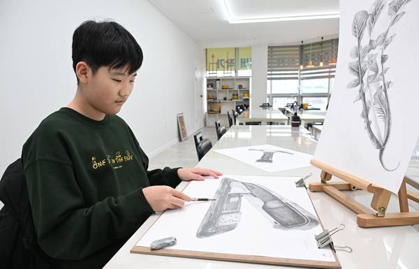 소묘 작업에 집중하고 있는 안유겸 학생. /김구연 기자