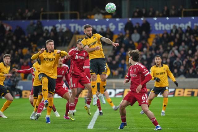 울버햄튼의 아담 암스트롱(9번)이 4일 영국 울버햄튼의 몰리뉴 스타디움에서 열린 2025-2026 EPL 29라운드 리버풀과의 경기 도중 헤더를 시도하고 있다. AP 연합뉴스