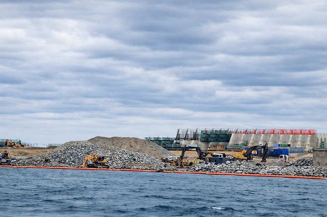 울릉공항 건설의 최대 난공사로 꼽히는 해상 매립 작업이 한창이다. /황진영 기자