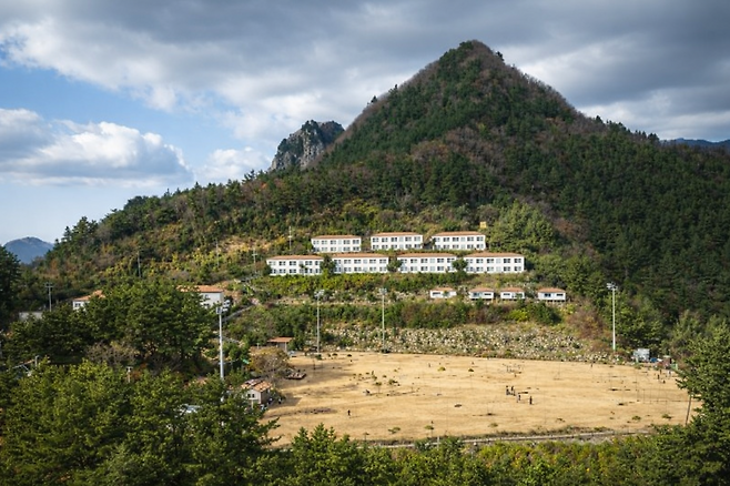 제1회 울릉크루즈배 전국 파크골프대회 주 경기장인 울릉 사동에 있는 라페루즈 리조트 내 파크골프장 전경. 수려한 자연경관 속에서 18홀 샷건 방식으로 경기가 진행될 예정이다. /황진영 기자
