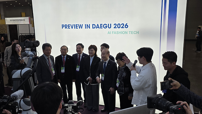 ▲ 대구국제섬유박람회에 참여한 내빈들이 인공지능(AI) 테크관에서 로봇 촬영 스튜디오 솔루션의 설명을 듣고 체험 중이다. 김산호 기자