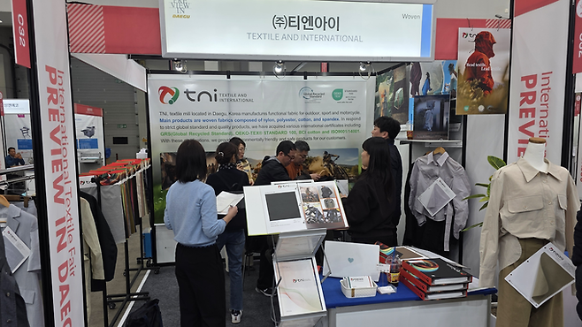 ▲ 대구국제섬유박람회에 참여한 바이어들이 업체 부스를 방문해 제품에 대한 설명을 듣고 있다. 김산호 기자