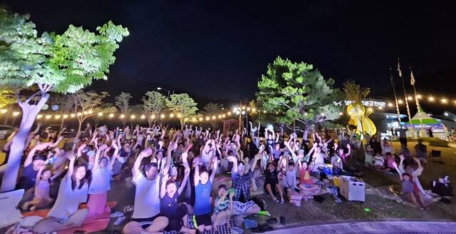 밤이 더 즐거운 '야간관광 특화도시 성주군 '힐링텔링나이트' 행사에 참가한 관광객들이 즐거워하고 있다. 성주군 제공