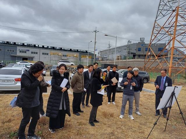 경주 외동지역 노후산업단지의 문화선도산단 조상 현장을 살펴보는 중앙부처의 실사단. 경주시 제공